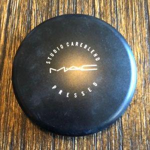 MAC Studio Careblend Pressed Powder in Medium